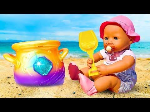 ¡La bebé Annabelle encuentra un caldero mágico en la playa! Videos de juguetes bebés