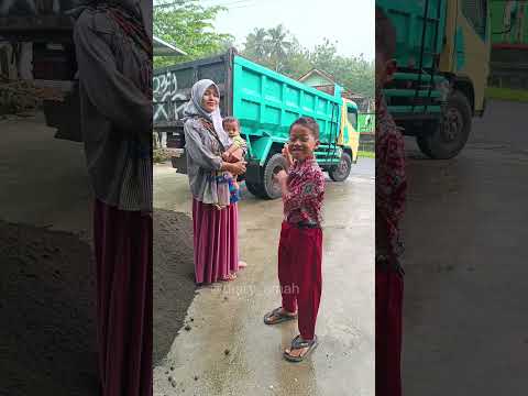 dumptruck depan kedai iaiao#shorts