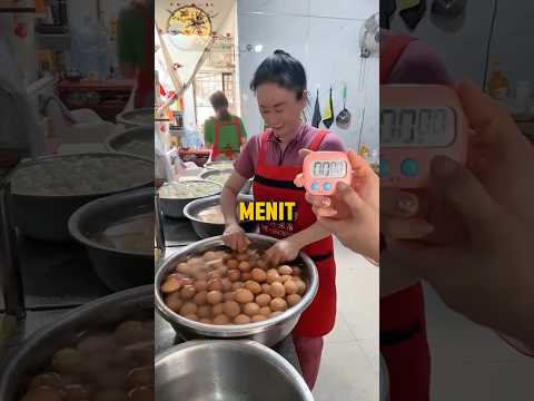 wanita ini memberi tahu cara mengupas telur satu peti dalam satu menit ‼️ #shorts #shortvideo