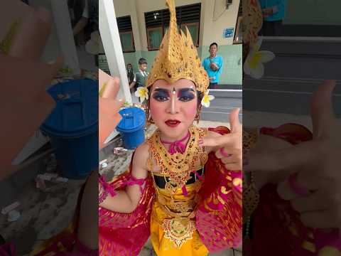 Mesya Nari Di Perpisahan Kakak Kelasnya !! Kira Kira Bunga Ini Untuk Siapa ya?