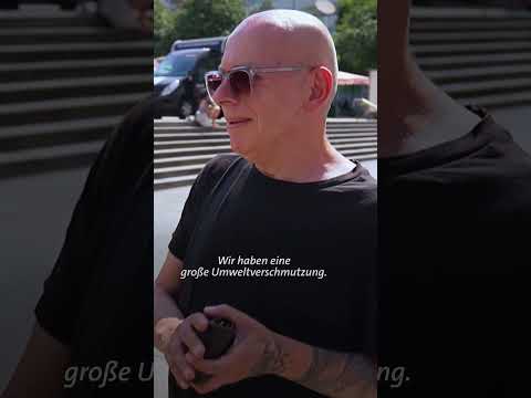 Fahrradpolizei stoppt Raucher, der Zigarettenstummel fallen lässt 🚬