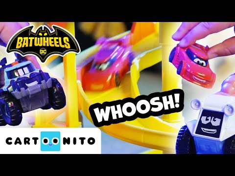 Crime Fighter Car Wash! | Batwheels Toy plays | @cartoonito