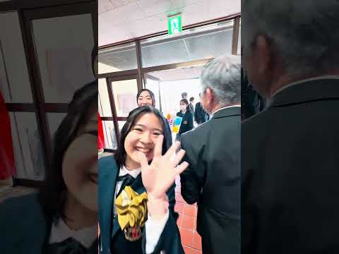 第61回興南高校卒業式入場前グータッチ