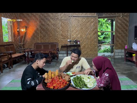 Suasana hujan, membuat sosis geprek, super nikmat, makan bersama keluarga, masak di desa