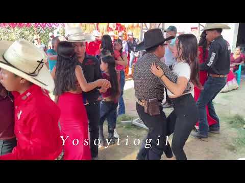 Mira nomás estas dos parejas que chulo bailan 