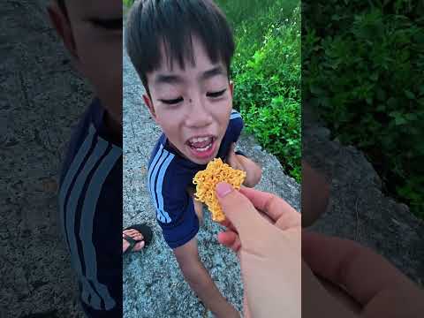 Trẻ trâu khóc thét khi ăn chân gà ! #shorts