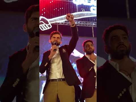 🗣️ "Please come down, you people will fall from there"  Shaheen Afridi during #QalandarCity ceremony