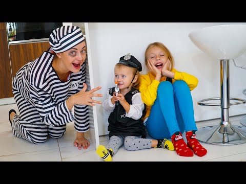 Марго с мамой и маленькой Настей играют в полицейского