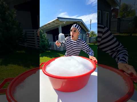 Thief and Policeman - soap bubbles 🤣🫧👮🏼‍♂️