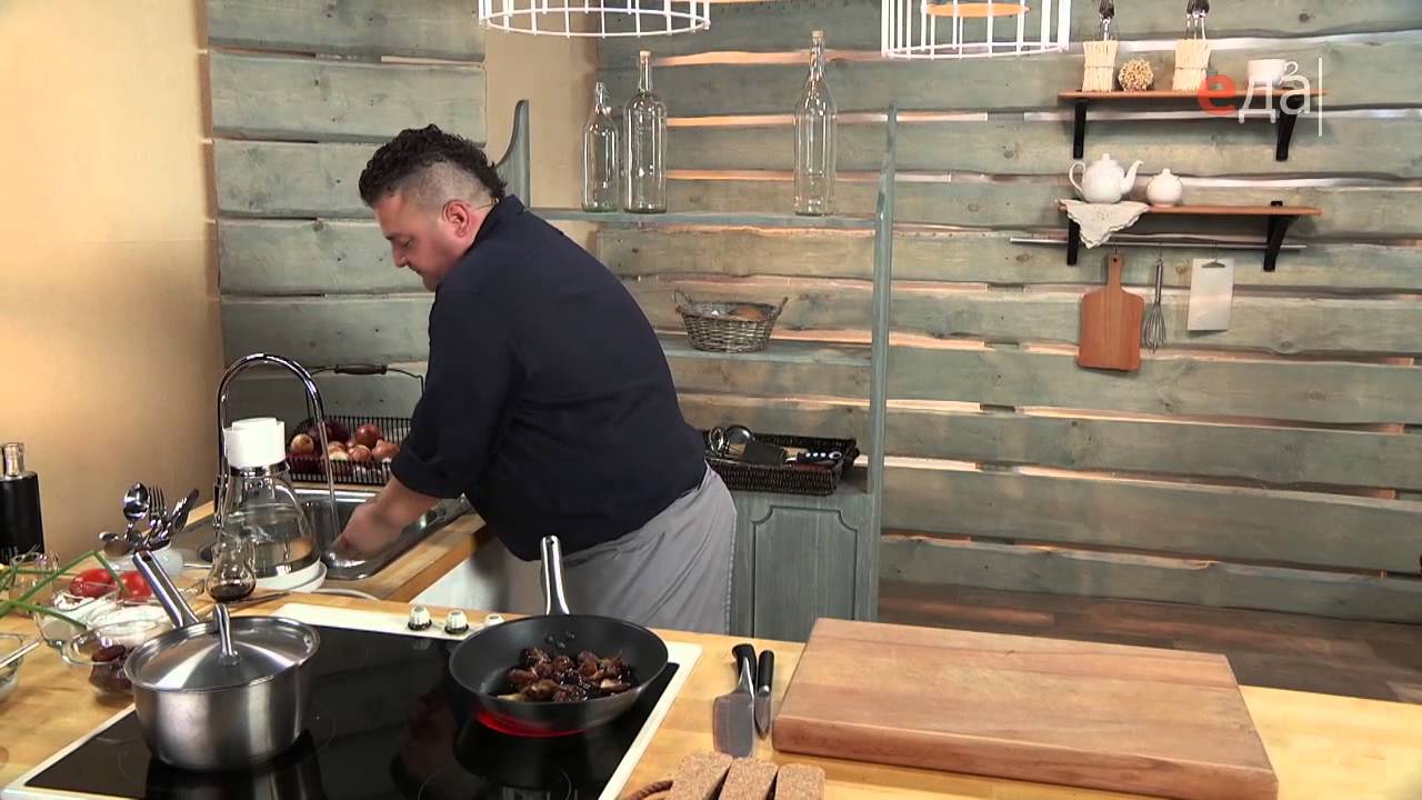 Курица на банке с соусом из фиников