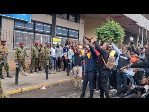 DRAMA AS POLICE JOIN GEN Z PROTESTERS IN NAIROBI CBD CHANTING WANTAM!
