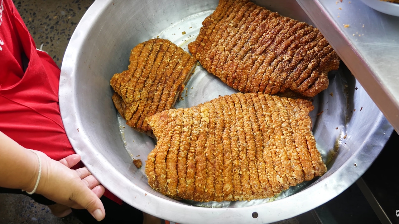 Thailand Food: The CRISPIEST Fried Pork Belly in Bangkok