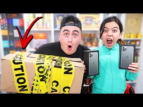 Dumpster Diving Abandoned Apple Store With Little Sister!! We Found IPhones & A Camera!! *SCARY*