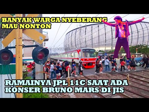 RAMAINYA !! ADA Konser BRUNO MARS Di JIS, Perlintasan Kereta Api JPL 11C Auto Macet !!