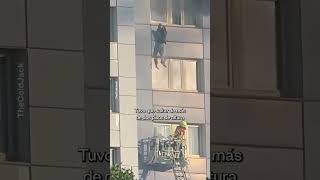 Una mujer salta de un edificio en llamas