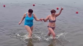 💦 Крещенские купания в проруби зимой. Купания в ледяной воде. Свято Водохреща.
