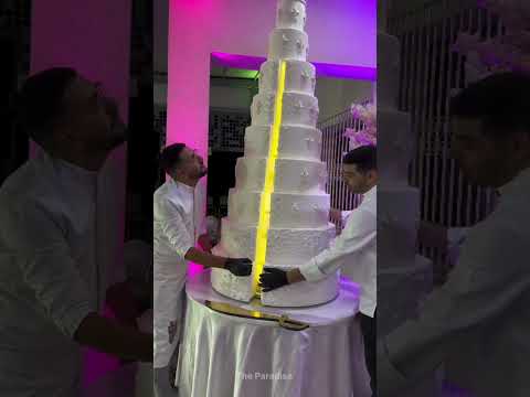 Gold cake and 15 nurses for a baby.