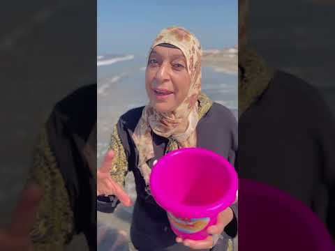 لما امك تروح البحر🤣🤣