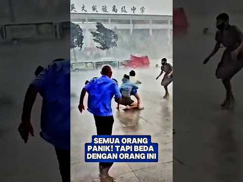 Everyone is panicking! But this man is different #short #trending #viral #fyp