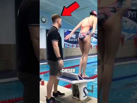 Dieser Schwimmlehrer legt seine Schüler rein 😂 #shorts