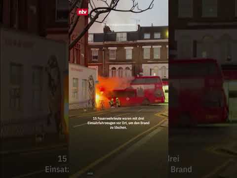 London: E-Bus steht in Flammen | #ntv #shorts
