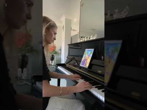 playing the piano and subway surfers is wild @alicia savy on tiktok #subwaysurfers #viral