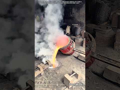 수작업으로 무거운 쇳물 도가니를 안전하게 옮기고 붓는 방법 #worker #process #foundry #casting #metalwork