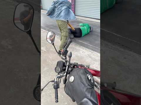 Tên cướp liều lĩnh có vũ khí nóng đánh người dã mang gặp ngây HS và cái kết buồn @LongGiang95