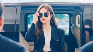 بنت قبيحه  بيتنمروا علي شكلها فبتغير نفسها وبتصدمهم لما كل الشباب بيقعوا في حبها ملخص مسلسل