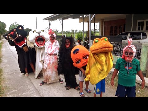 pocong dan barongan jalan santai sore hari