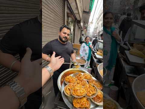 गर्म गर्म जलेबी हाथ पर दे दी😰😡 #trendingshorts #ytshorts #streetfood #foodie