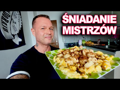 JAJECZNICA Z BANANAMI I CZARNYM CUKREM