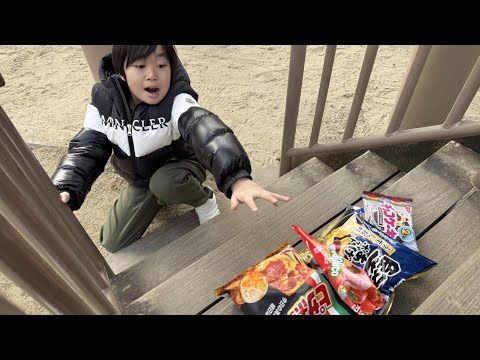 レオくんが公園でお菓子を探してみた！Part2 トイキッズ