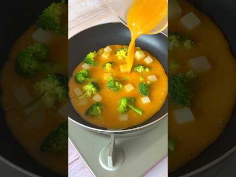 【フライパンで重ねて折るだけ】とろ〜りチーズがあふれる!ワンパンケサディーヤ / Egg and Veggie Quesadilla