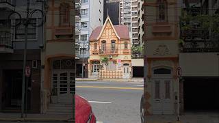 This house, between two tall buildings, reminded me of Up.