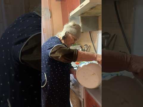 Бабушка собирается кушать .