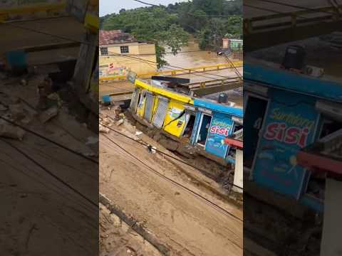 Colapsan varios locales comerciales en Gaspar Hernández debido a las intensas lluvias 🌧️🚨. 🌧️⚠️