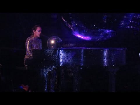 Miley Cyrus - Twinkle Song Live The Milky Milky Milk Tour Detroit