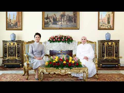 Peng Liyuan chats over tea, visits exhibition with wife of Egyptian president
