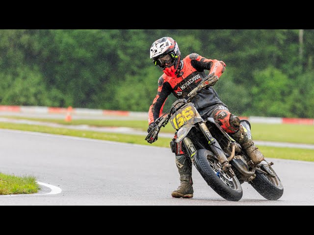 Supermoto kolmandal etapil võidutsesid põhjanaabridTäna toimus Rapla kardirajal eesti meistrivõistluste etapp supermotos.Põhiklassis S1 ei olnud täna vastast soomlasele Eemeli Astedtile, kes võitis kindlalt mõlemad sõidud. Teiseks tuli samuti soomlane, Antti Soitiala (44 p). Esimese eestlasena võitis kolmanda koha Karl Takk (38 p). Vigastusest taastuv Aksel Pärtelpoeg oli kuues.S2 klass kuulus välismaa sõitjatele - võrdsete punktidega lõpetasid Toni Paakinen ja Normunds Freimanis. Teise sõidu parema tulemusega võttis üldvõidu Toni. Kolmandaks tuli Niclas Ahlqvist.Põhiklassis S4 käis tihe võitlus ning kahe sõidu kokkuvõttes jäi peale Martin Pärtelpoeg. Teiseks tuli soomlane Tatu Makkonen ja kolmandaks Eemeli Astedt.Pitbike open klassis võttis mõlema sõidu võidus Mathias Vetkin, teine Alex Vetkin ja kolmas Dmitrijs Macuks.