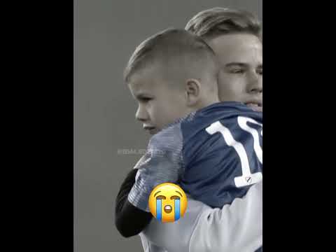 عندما يزعج اللاعبين الاطفال 💔😥 #كريستيانو #كرة_القدم #shorts