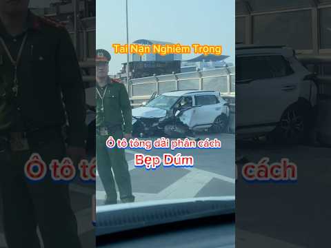 Xe Ô tô 5 Chỗ Tông Dải Phân Cách..Bẹp Dúm