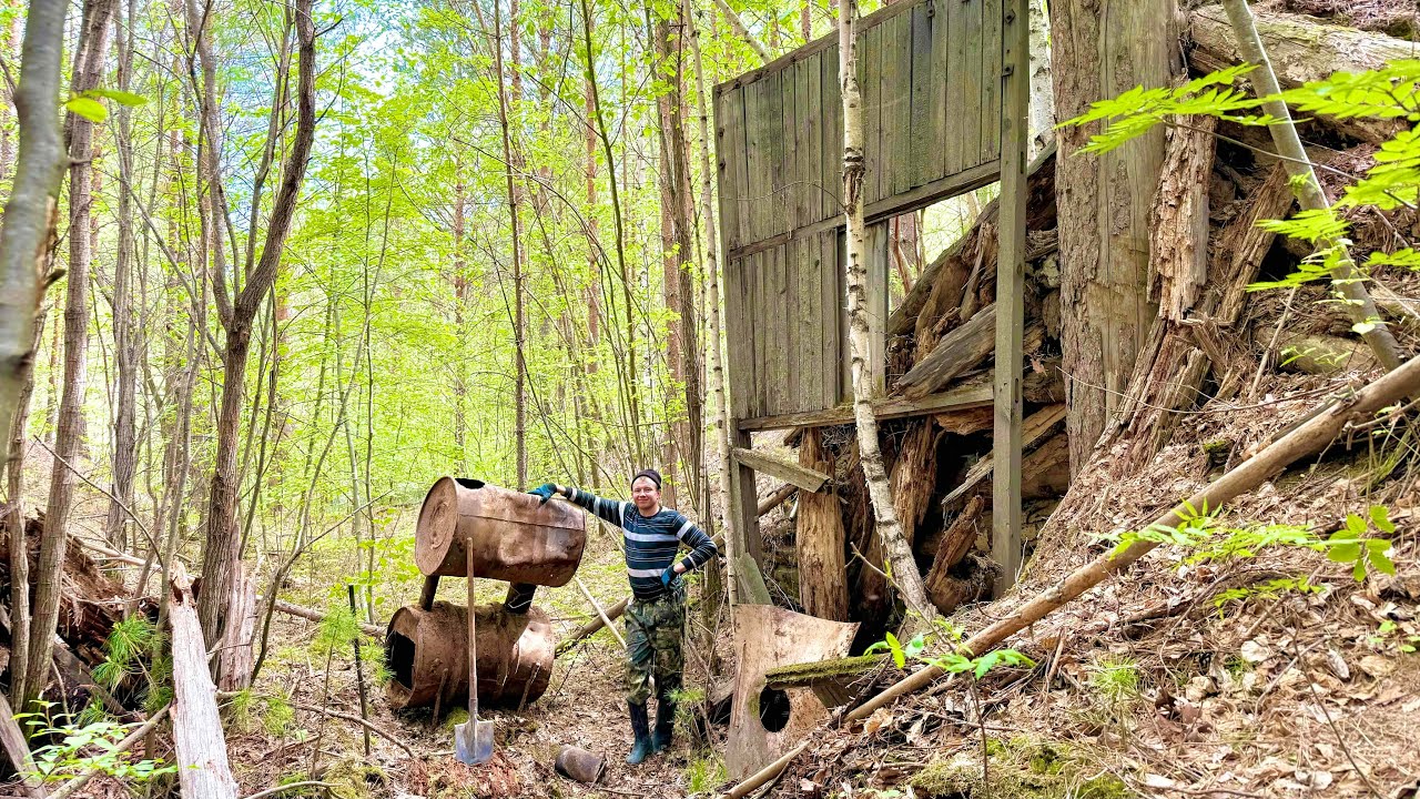 Гаражи леспромхоза в сибирской тайге. Поиск металла. Нашли бортовую от трактора.