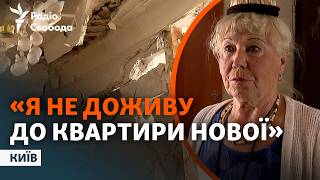 Жителі Святошиного чекають, коли дахи їхніх будинків відновлять після пошкодження обстрілами РФ