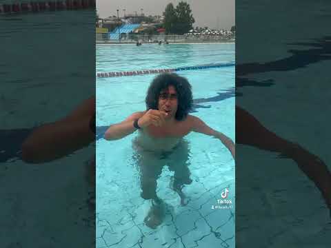 I capelli impermeabili in piscina