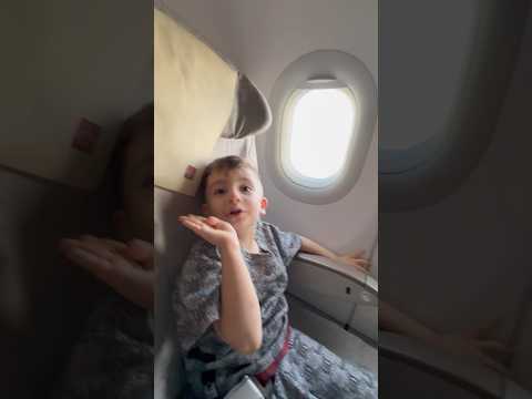 جاد يغني في الطيارة