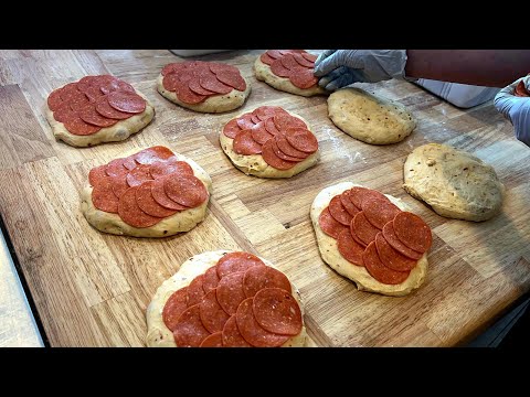 페퍼로니 폭탄! 5번의 숙성, 스파이시 페퍼로니 치즈 바게트 Making spicy pepperoni cheese baguette bread - Korean street food