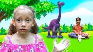 Alyona y mamá conocen a un dinosaurio 🦖👩‍👧✨