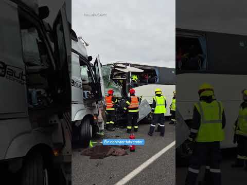 Kleinbus in LKW gekracht: Ein Toter und mehrere Verletzte in NÖ
