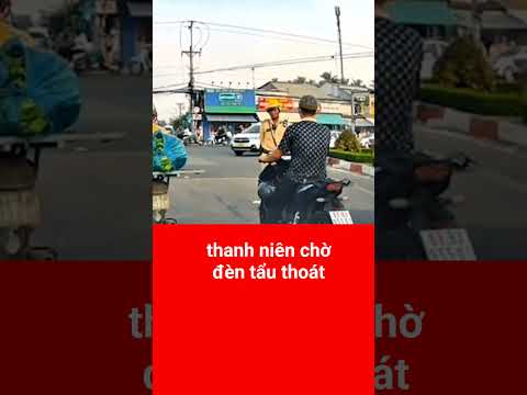 thanh niên dừng xe chờ đèn đứng ngay cục vàng #shorts